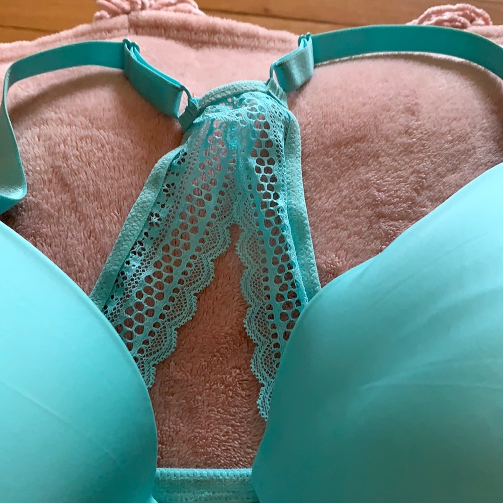 NEW WITHOUT TAGS VICTORIAS SECRET FRONT CLOSE LINED PERFECT COVERAGE BRA 40DD